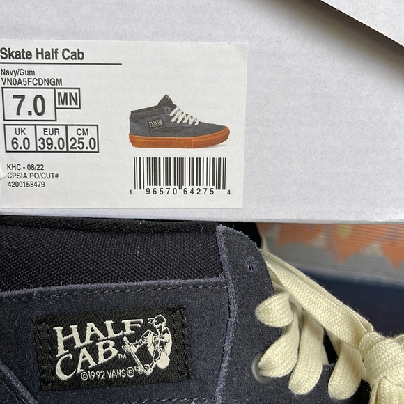 Vans WMNS Skate Half Cab
Navy/Gum
VN0A5FCDNGM
Sneakers - Picture 16 of 16